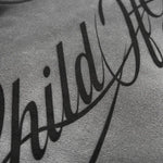 Herre i mørkegrå hættetrøje med lynlås, hætte og sort grafisk tryk