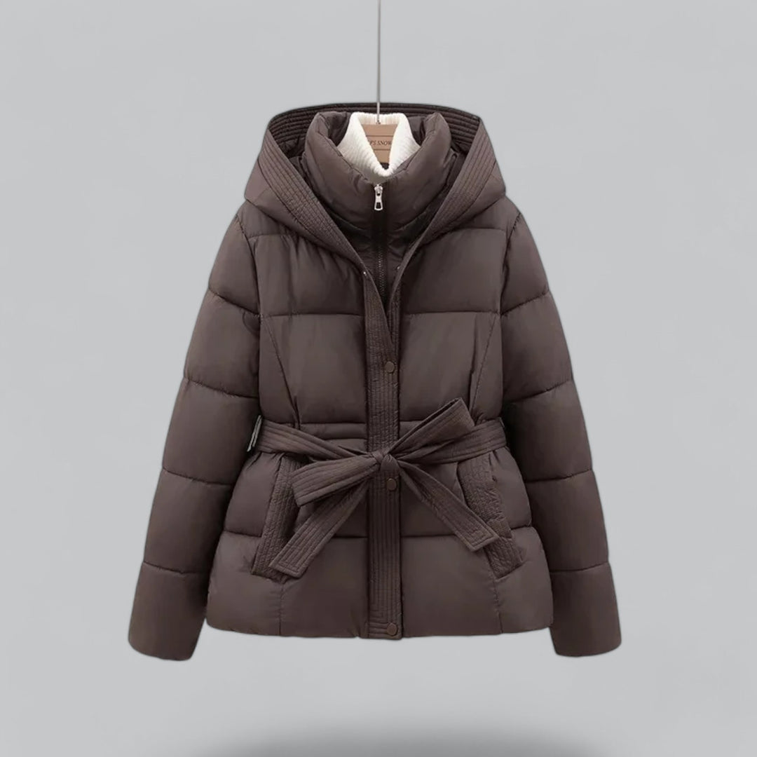 Quiltet dameparkajakke med hætte, bindebælte og lange ærmer