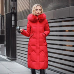 Lang quiltet damevinterfrakke med hætte og fyldig krave