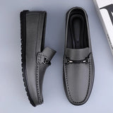 Loafers med dekorativ rem, rund tå og flad sål