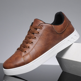 Herre sneakers med snørebånd, rund tå og flad lys sål