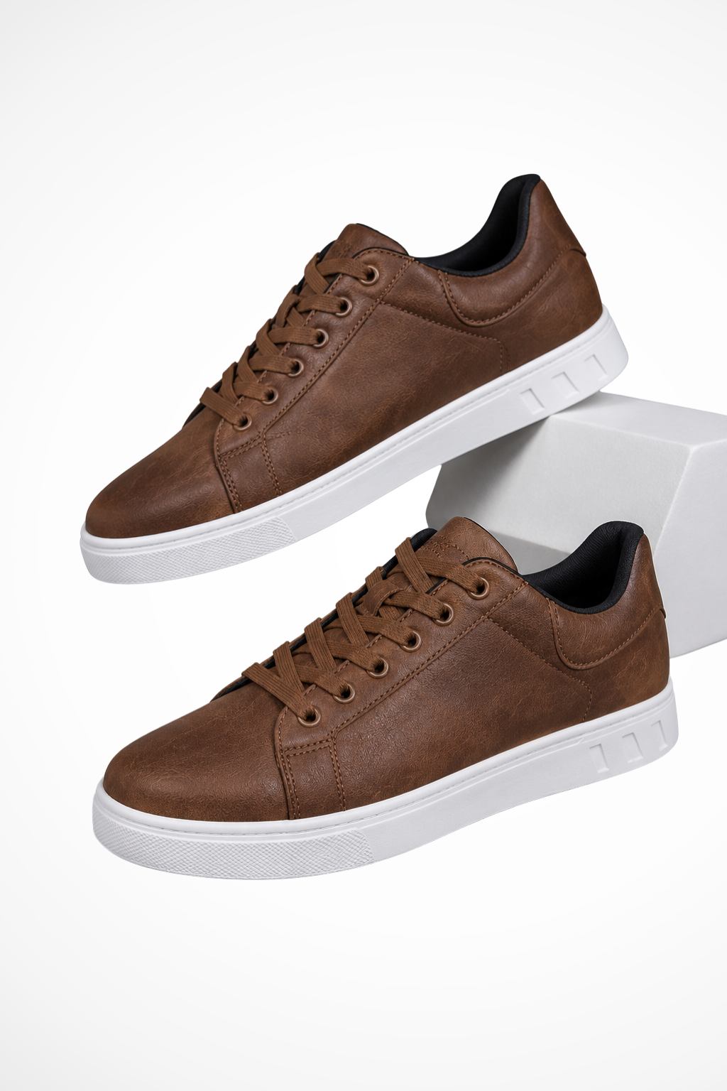 Herre sneakers med snørebånd og hvid kontrastsål