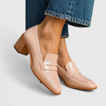 Beige dame-loafers med spids tå og mellemhøj blokhæl