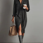 Dame skjortekjole med ribstruktur, brystlommer, knaplukning og midi længde