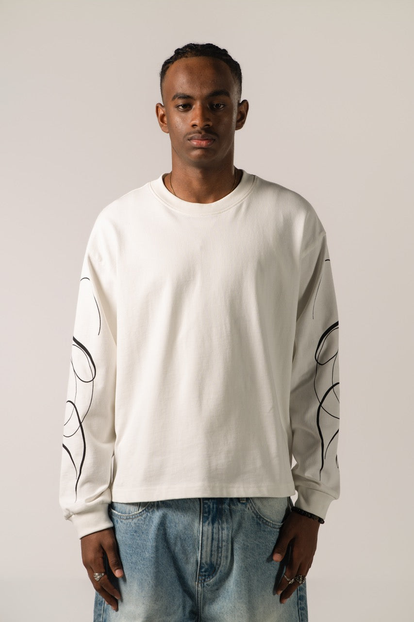 Hvid herre sweatshirt med sort grafisk tekst og linjer på lange ærmer