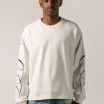 Hvid herre sweatshirt med sort grafisk tekst og linjer på lange ærmer
