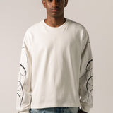 Hvid herre sweatshirt med sort grafisk tekst og linjer på lange ærmer