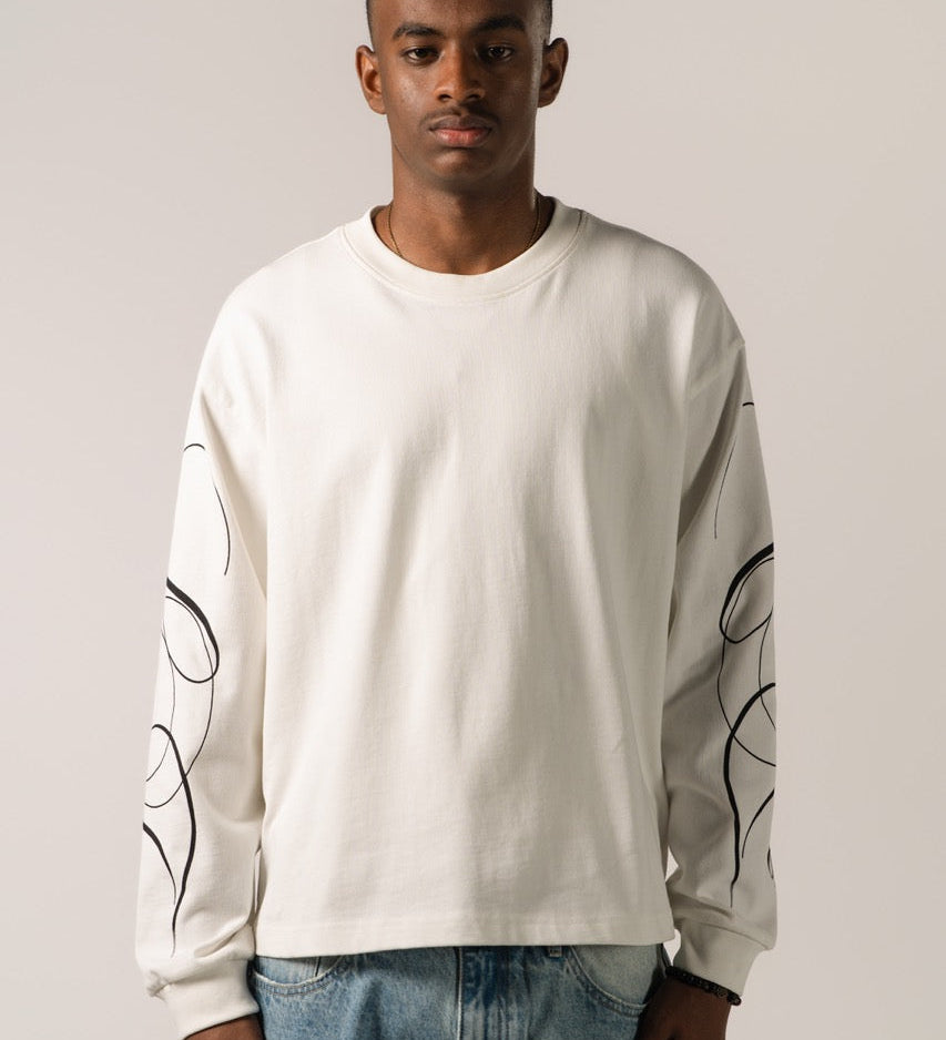 Hvid herre sweatshirt med sort grafisk tekst og linjer på lange ærmer