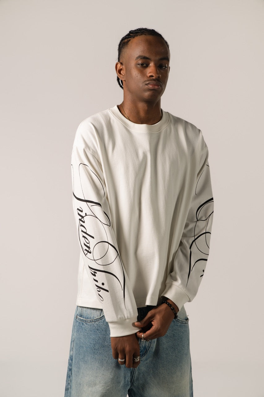 Hvid herre sweatshirt med sort grafisk tekst og linjer på lange ærmer