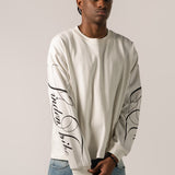 Hvid herre sweatshirt med sort grafisk tekst og linjer på lange ærmer
