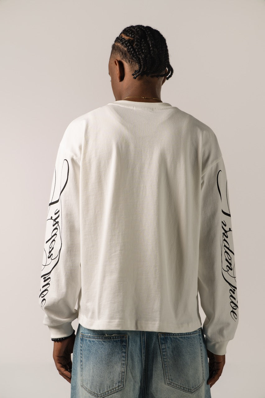 Hvid herre sweatshirt med sort grafisk tekst og linjer på lange ærmer