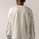 Hvid herre sweatshirt med sort grafisk tekst og linjer på lange ærmer
