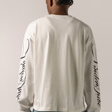 Hvid herre sweatshirt med sort grafisk tekst og linjer på lange ærmer