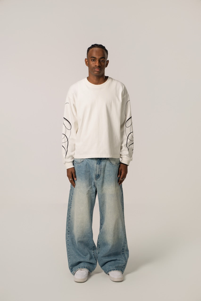 Hvid herre sweatshirt med sort grafisk tekst og linjer på lange ærmer