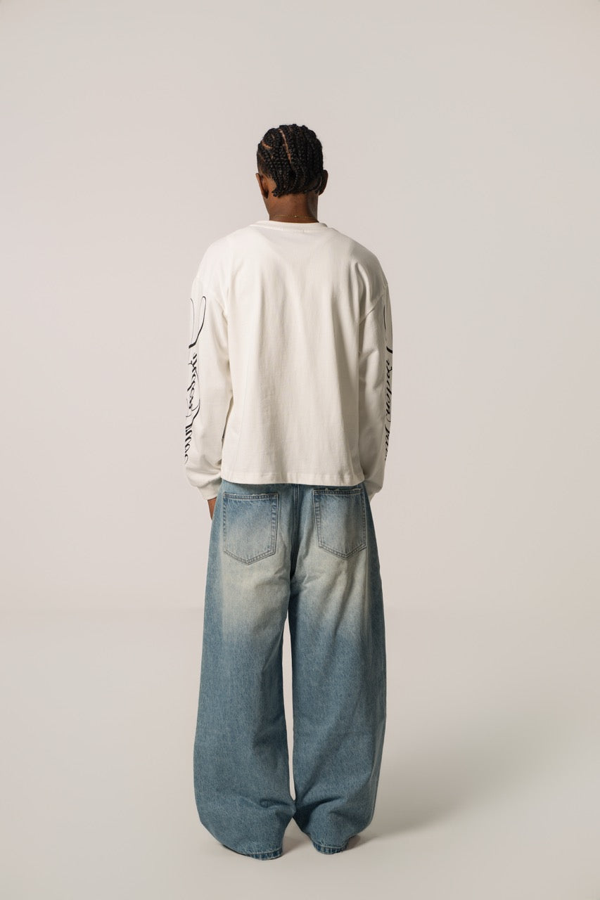 Hvid herre sweatshirt med sort grafisk tekst og linjer på lange ærmer