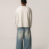 Hvid herre sweatshirt med sort grafisk tekst og linjer på lange ærmer