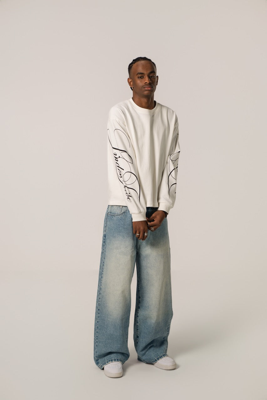 Hvid herre sweatshirt med sort grafisk tekst og linjer på lange ærmer