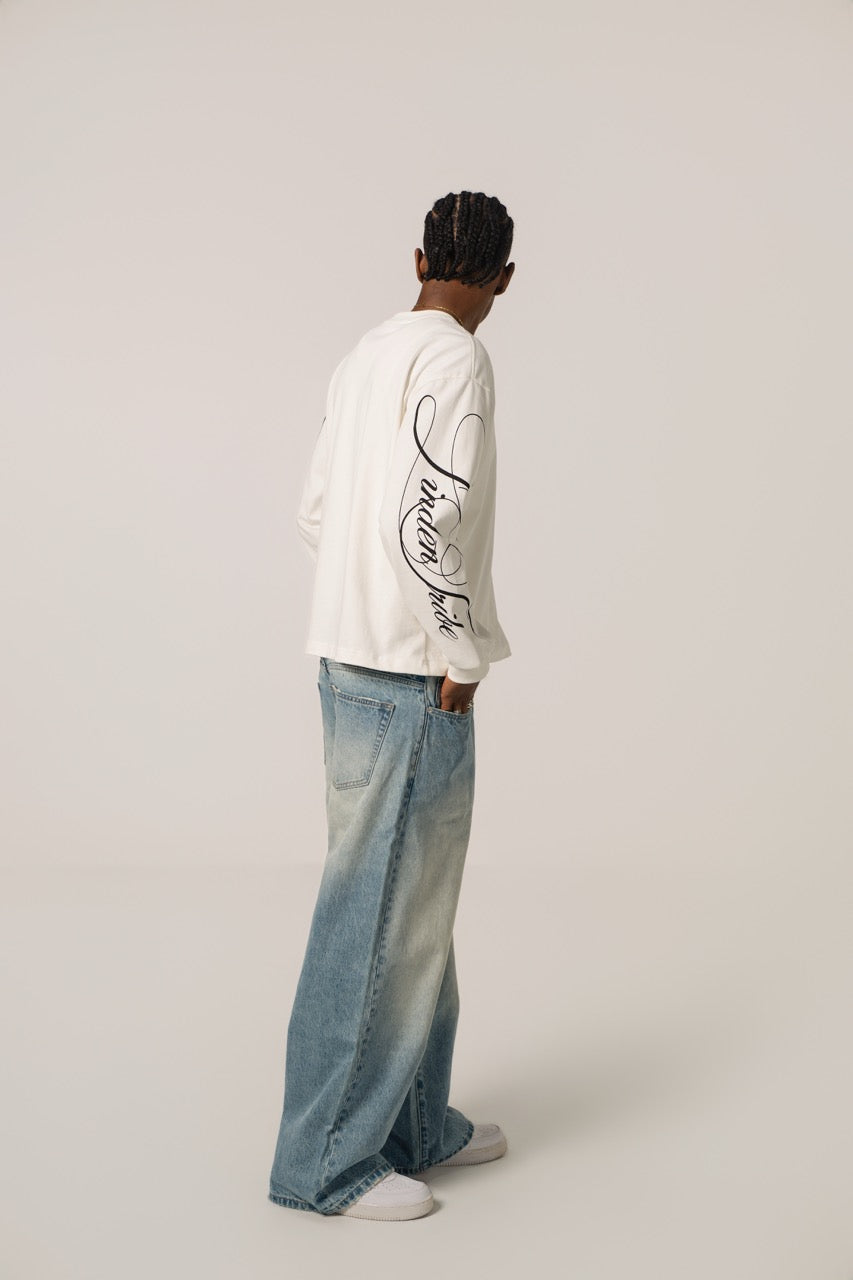 Hvid herre sweatshirt med sort grafisk tekst og linjer på lange ærmer