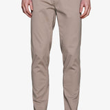Beige herre chinos med lige ben, bæltestropper og baglomme med knap
