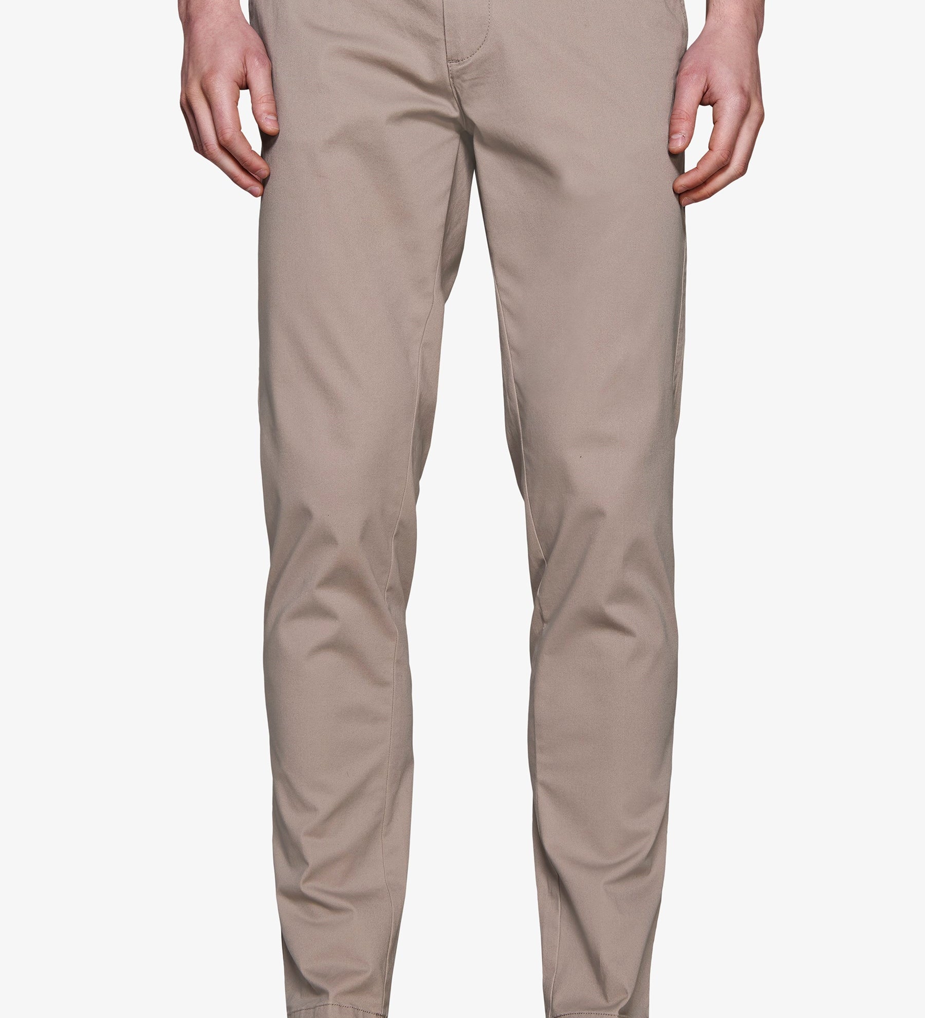Beige herre chinos med lige ben, bæltestropper og baglomme med knap