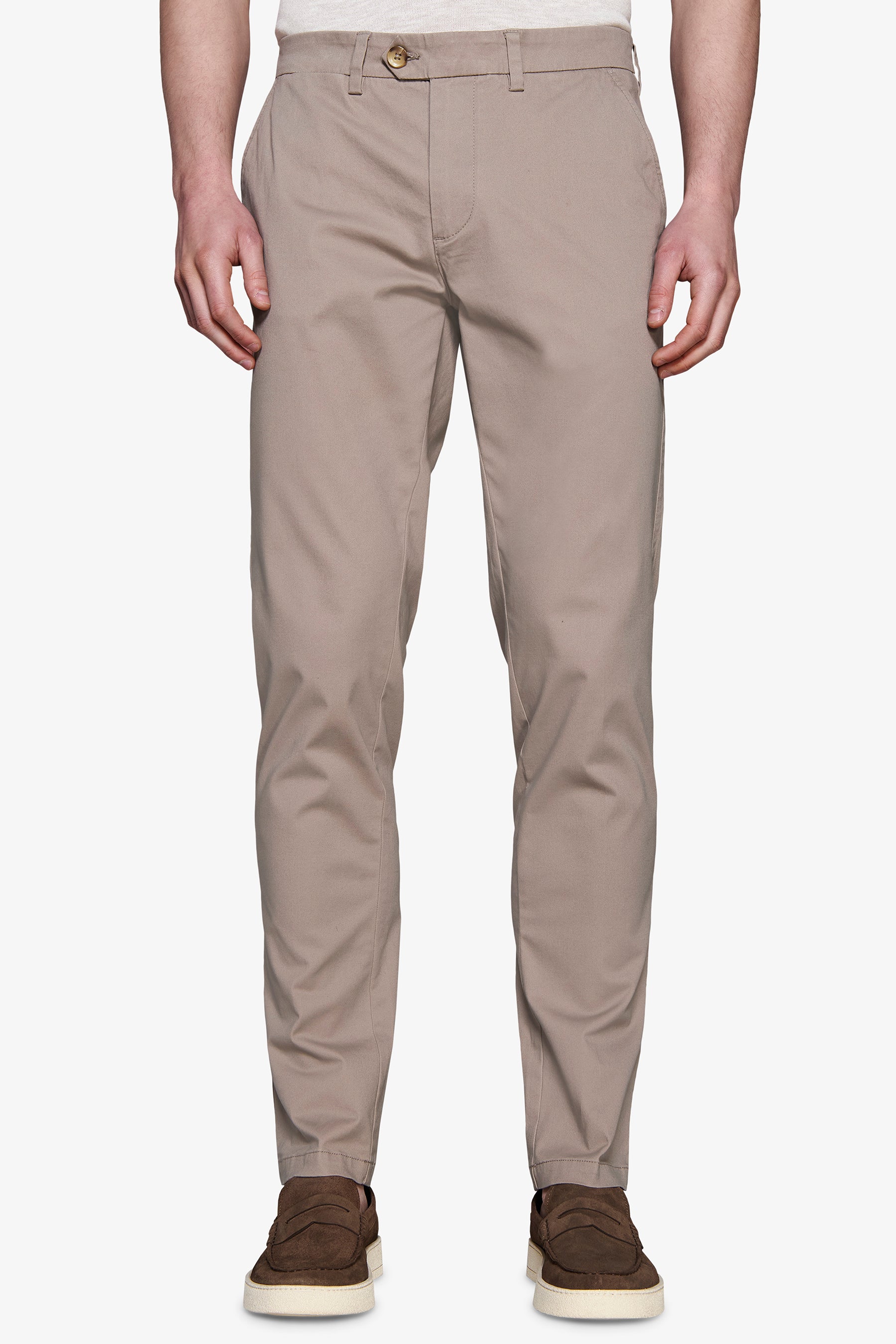 Beige herre chinos med lige ben, bæltestropper og baglomme med knap