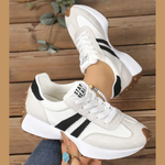 Damesneakers med retrostriber, snørebånd og lav sål