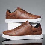 Herre sneakers med snørebånd, rund tå og flad lys sål