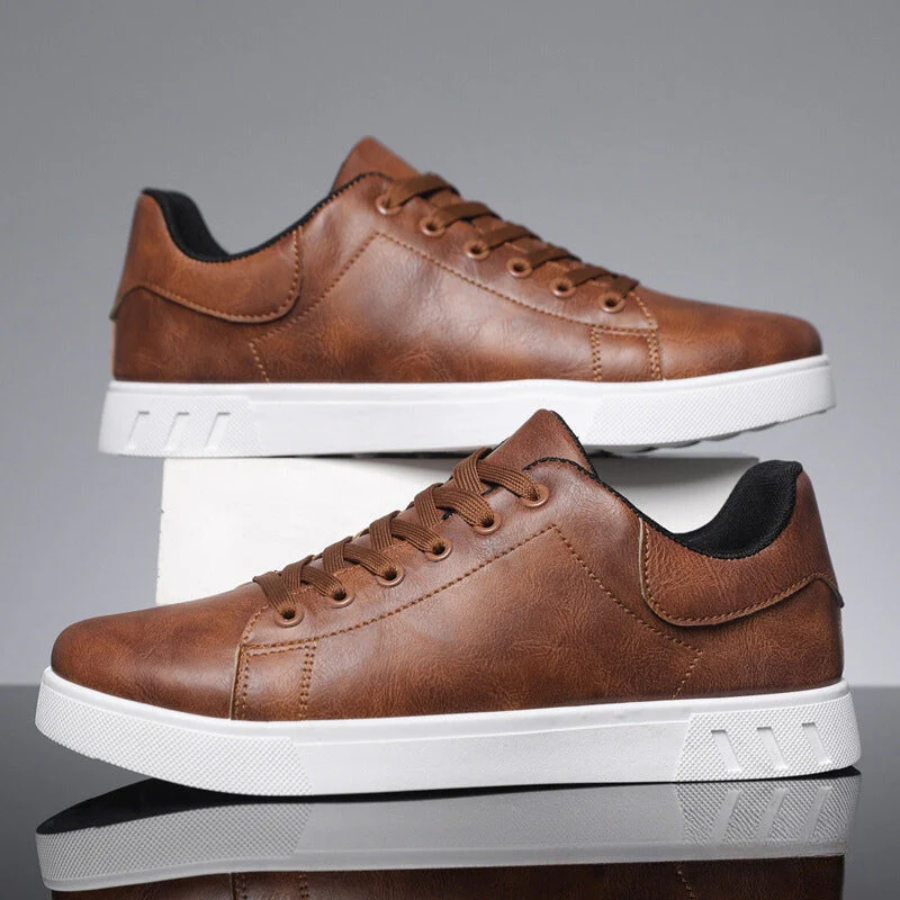 Herre sneakers med snørebånd, rund tå og flad lys sål