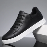 Herre sneakers med snørebånd, rund tå og flad lys sål