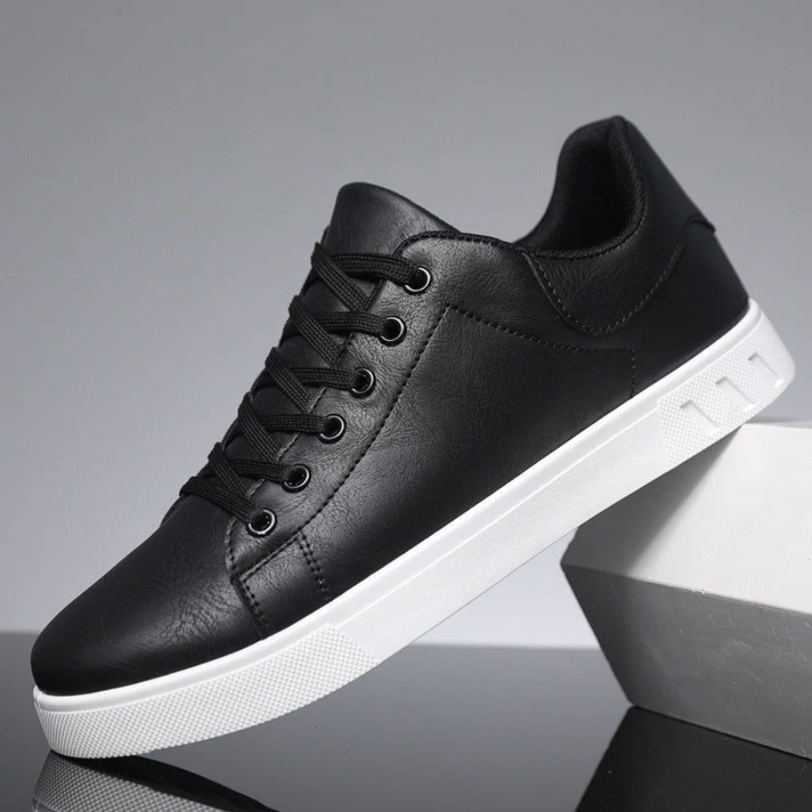 Herre sneakers med snørebånd, rund tå og flad lys sål