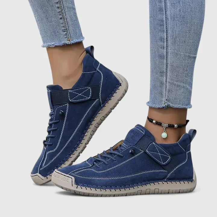 Dame sneakers med snørebånd, rund tå og flad rillet sål