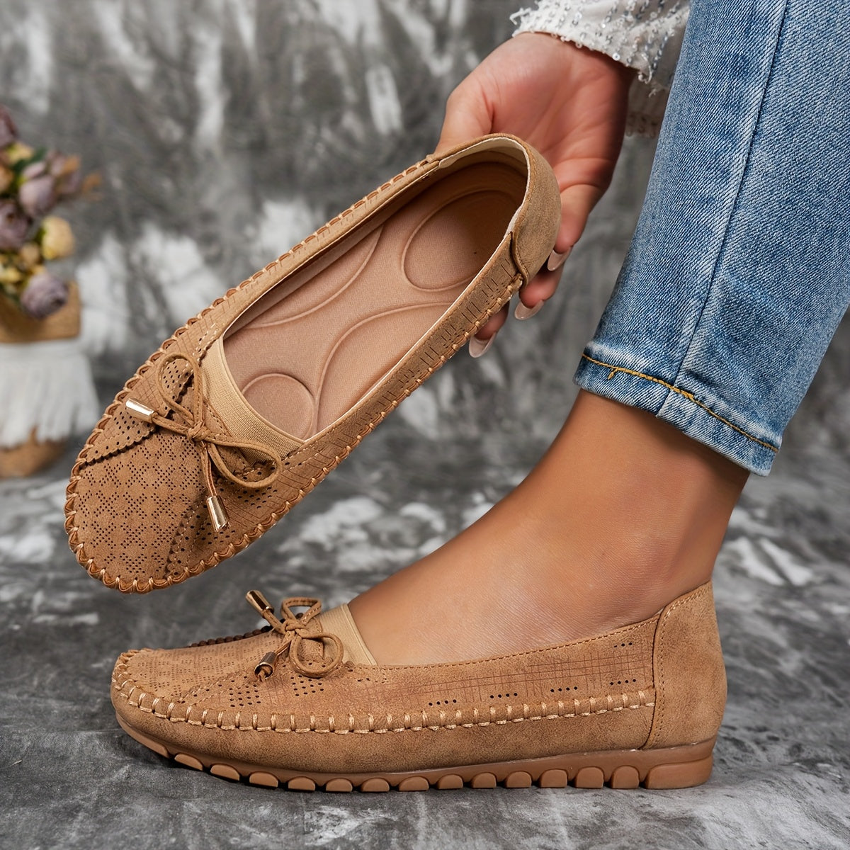 Dame loafers med perforeret overflade, sløjfedetalje og flad rillet sål
