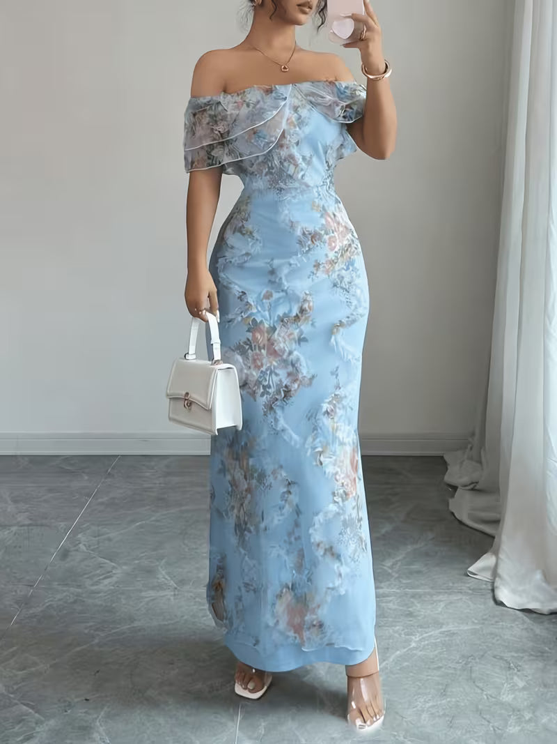 Kvinde i blå blomsterprintet off-shoulder maxikjole