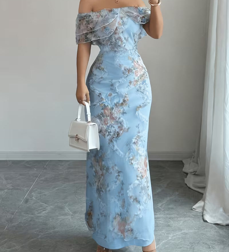 Kvinde i blå blomsterprintet off-shoulder maxikjole
