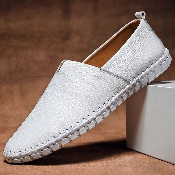 Herre loafers med rund tå, flad sål og dekorative stikninger