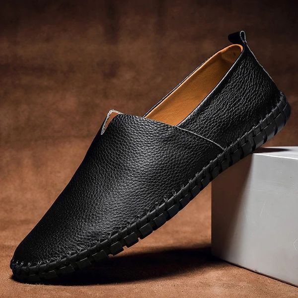 Herre loafers med rund tå, flad sål og dekorative stikninger