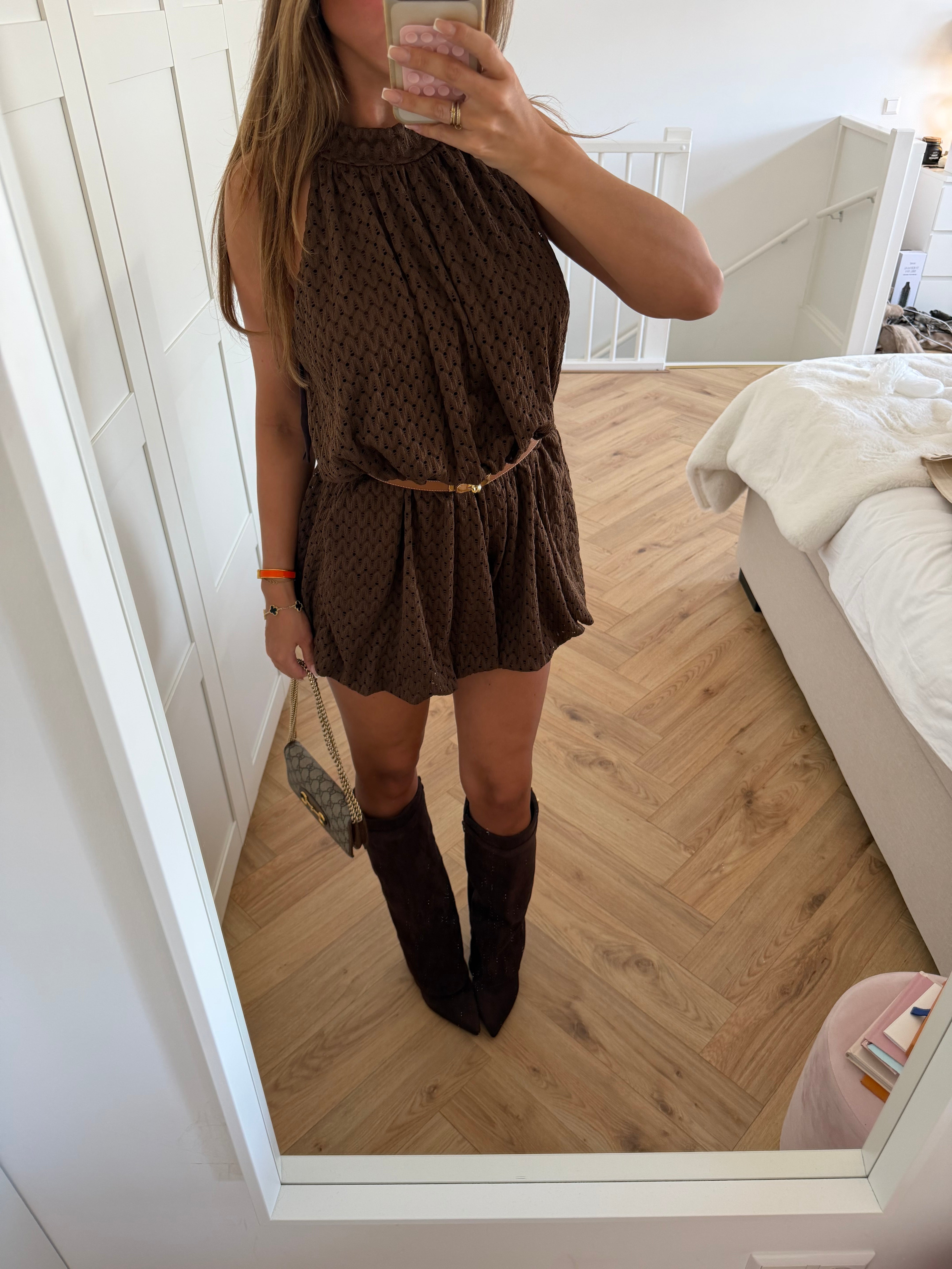 Brun ærmeløs jumpsuit med struktureret mønster og høj hals