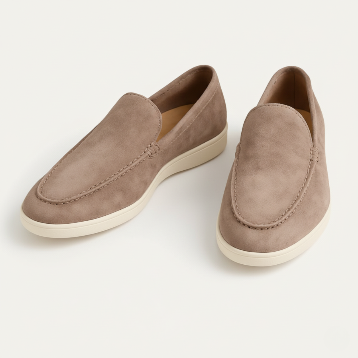 Herre loafers med mokasinfront, synlige sømme og flad lys sål