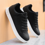Herre sneakers med snørebånd, rund tå og flad lys sål