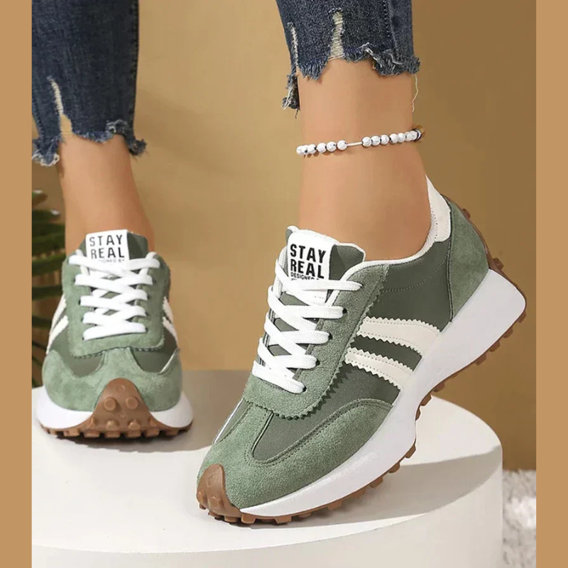 Damesneakers med retrostriber, snørebånd og lav sål