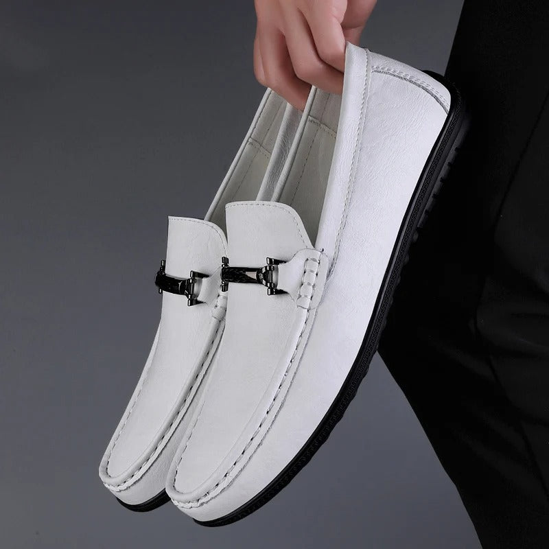 Loafers med dekorativ rem, rund tå og flad sål