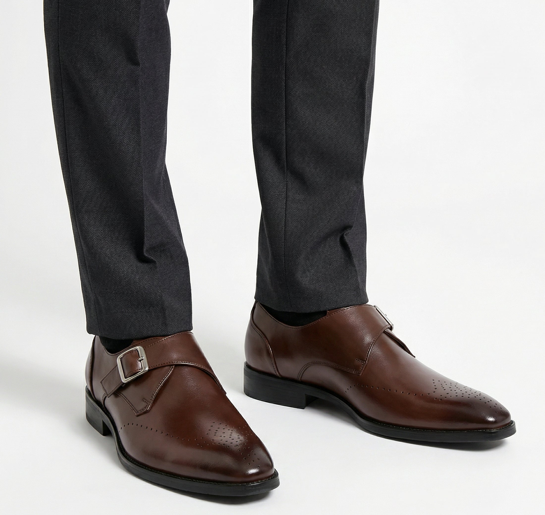 Herreloafers med spænder og perforerede detaljer