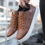 Herre sneakers med snørebånd, rund tå og flad lys sål