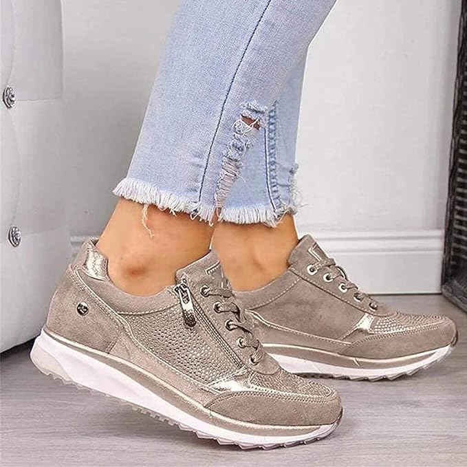 Damesneakers med snørebånd, sidelynlås, perforerede paneler og flad sål