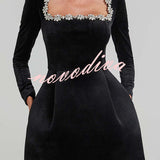 Robe courte femme à encolure carrée, manches longues et bordure décorative
