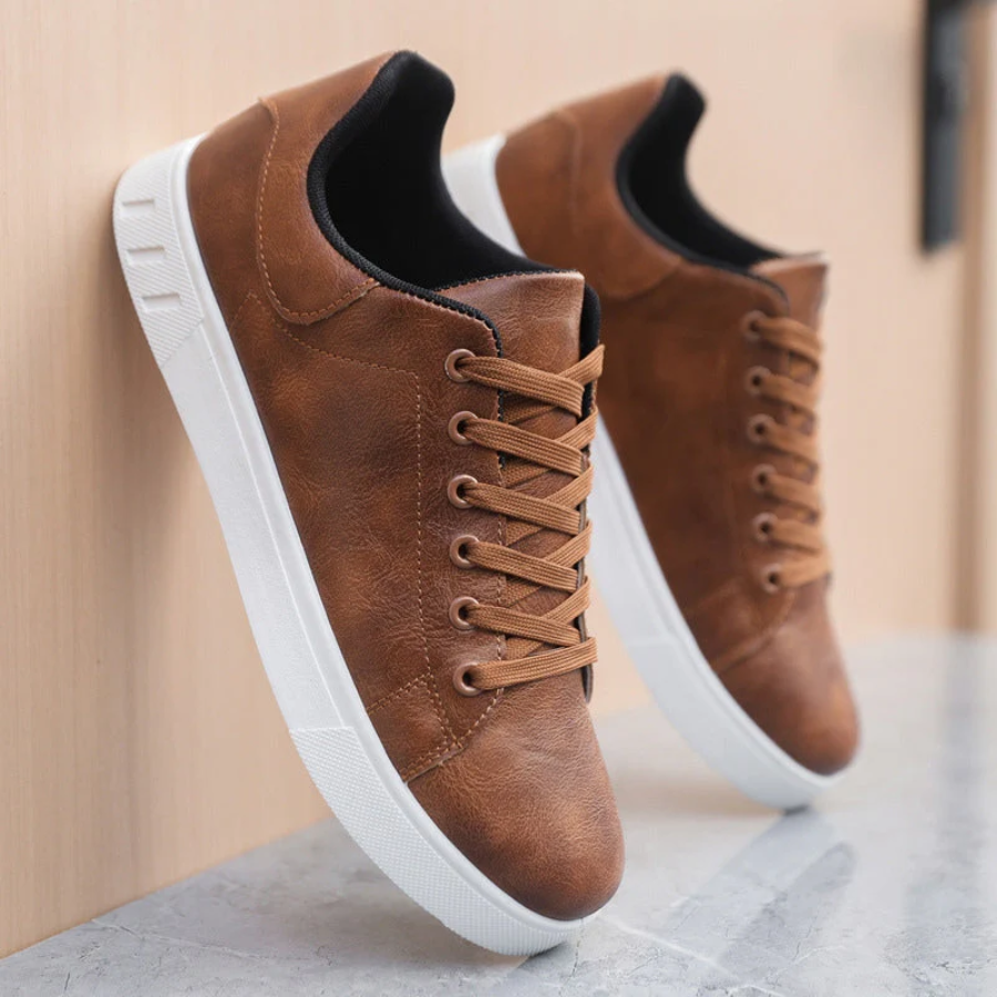 Herre sneakers med snørebånd, rund tå og flad lys sål