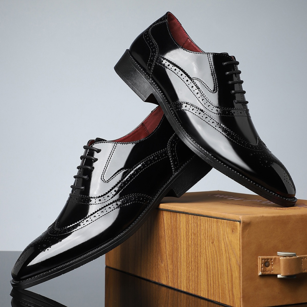 Herre broguesko med wingtip, perforerede detaljer, snørebånd og lav hæl