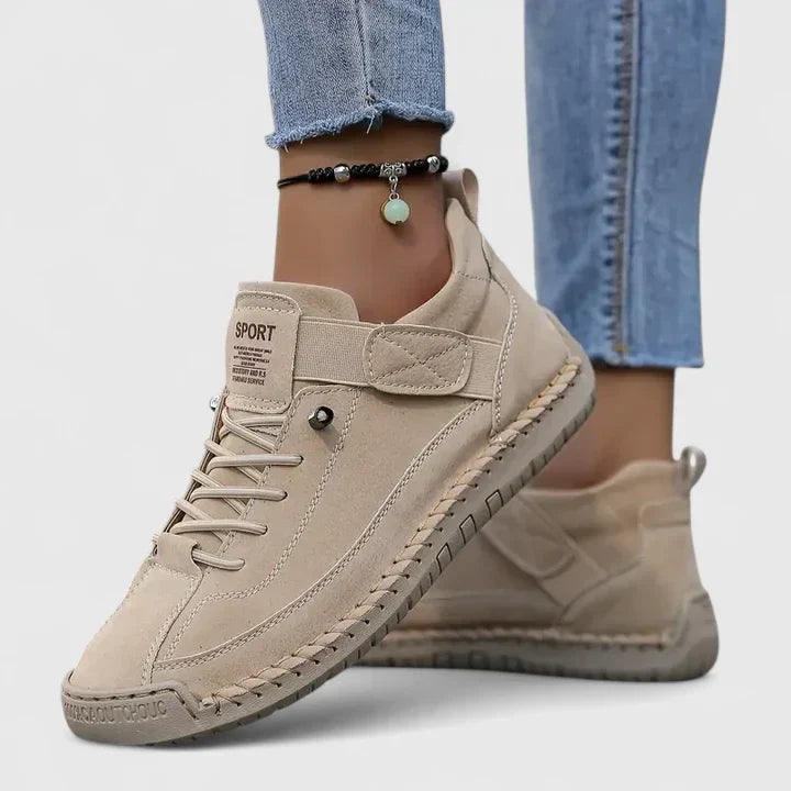 Dame sneakers med snørebånd, rund tå og flad rillet sål