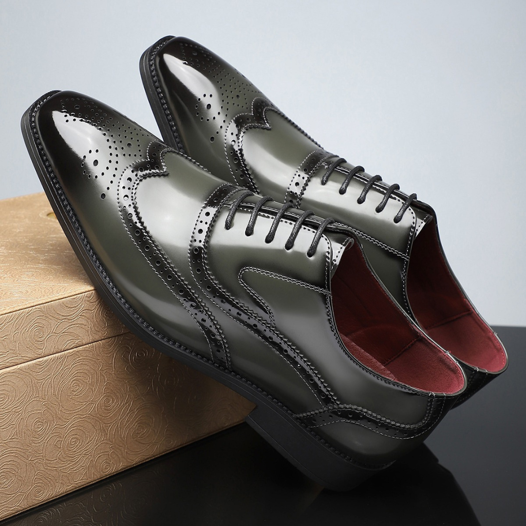 Herre broguesko med wingtip, perforerede detaljer, snørebånd og lav hæl