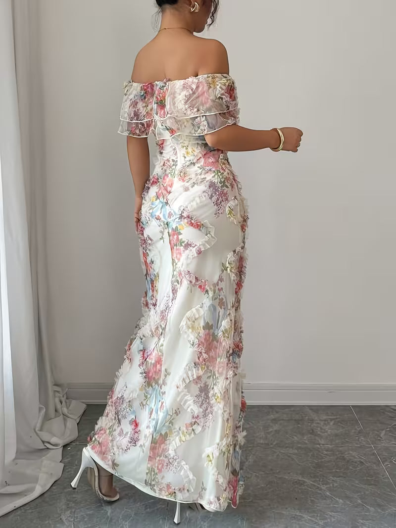 Kvinde i blå blomsterprintet off-shoulder maxikjole